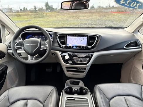 Used 2024 Chrysler Pacifica Touring-L image 27