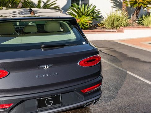 Used 2025 Bentley Bentayga image 42