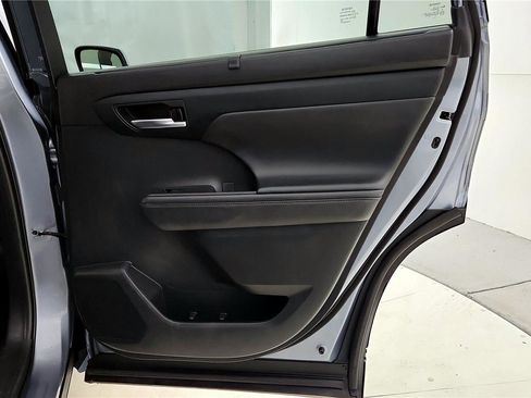Used 2022 Toyota Highlander XLE image 30