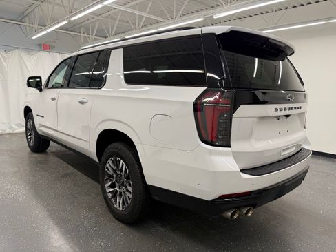 Used 2025 Chevrolet Suburban Z71 image 3