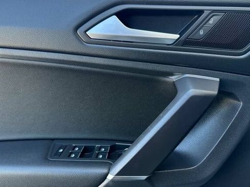 Used 2020 Volkswagen Tiguan SE w/ Panoramic Sunroof Package AWD/4WD image 11