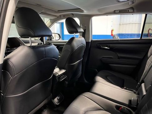 Used 2024 Toyota Highlander XLE AWD/4WD image 17