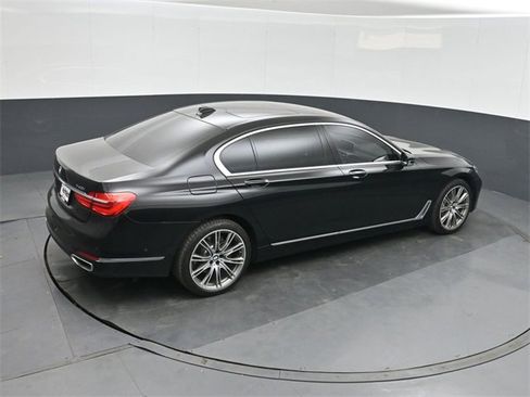 Used 2019 BMW 740i w/ Executive Package image 31
