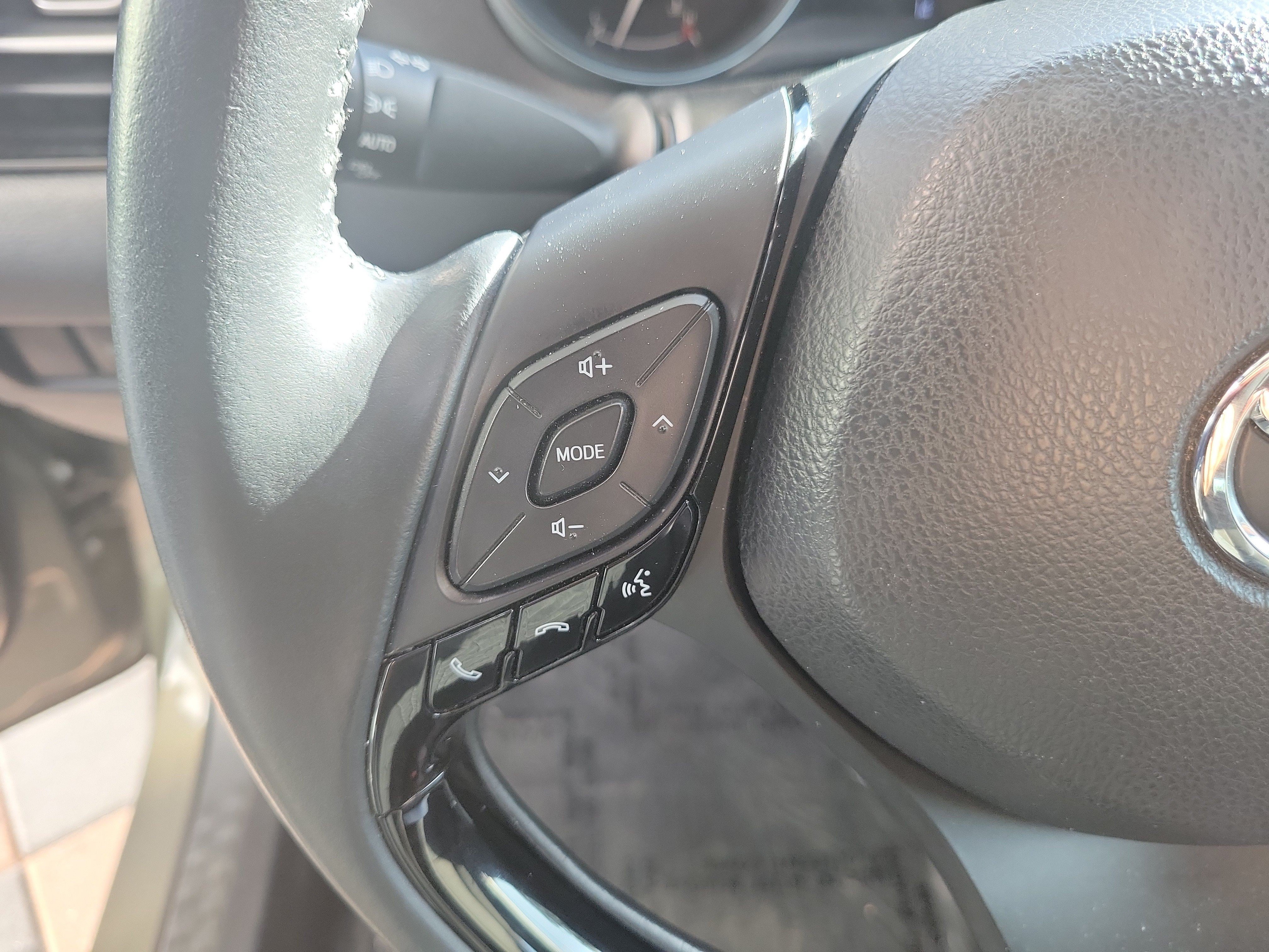 Used 2021 Toyota C-HR XLE FWD image 25