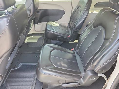 Used 2023 Chrysler Pacifica Touring-L FWD image 7