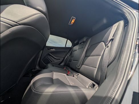 Used 2018 Mercedes-Benz GLA 250 image 32