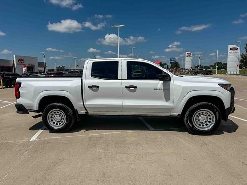 Used 2025 Chevrolet Colorado W/T RWD image 2
