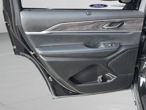 Used 2024 Jeep Grand Cherokee L Limited w/ Luxury Tech Group II image 17