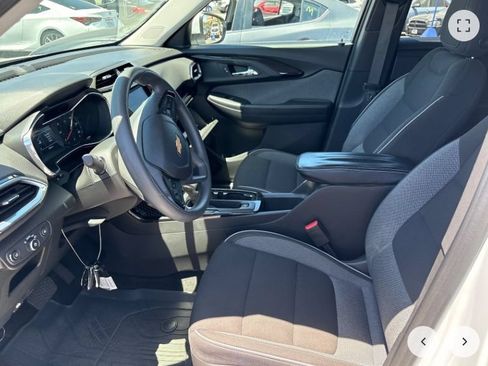 Used 2021 Chevrolet TrailBlazer LT w/ Convenience Package AWD/4WD image 2