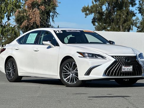 Used 2025 Lexus ES 300h w/ Premium Package image 2