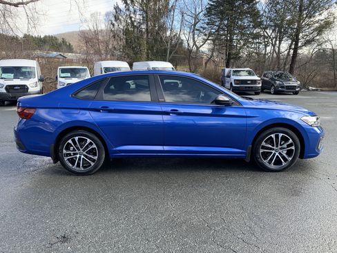 Used 2023 Volkswagen Jetta Sport image 4