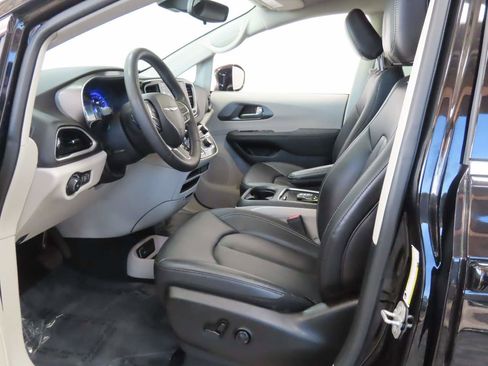 Used 2024 Chrysler Pacifica Touring-L image 13