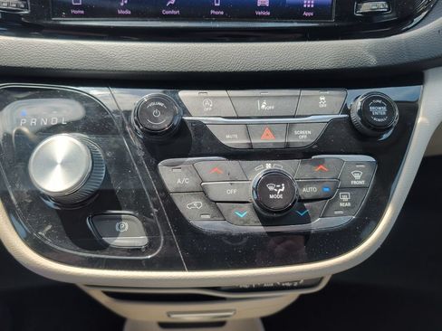 Used 2022 Chrysler Pacifica Touring-L FWD image 15