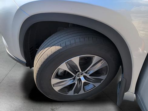 Used 2023 Toyota Highlander L image 43