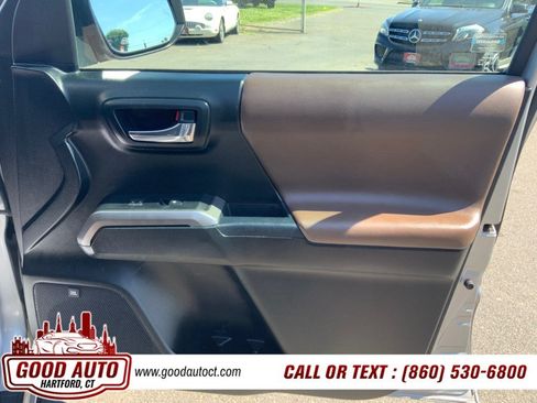 Used 2017 Toyota Tacoma Limited w/ Tow Package AWD/4WD image 12