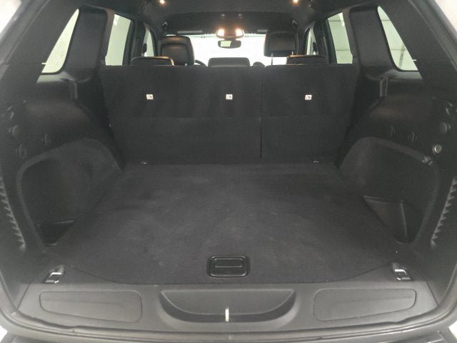 Used 2019 Jeep Grand Cherokee Altitude AWD/4WD image 12