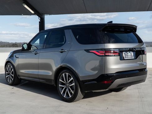 Used 2025 Land Rover Discovery Dynamic SE image 3