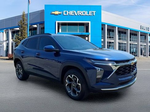 Used 2024 Chevrolet Trax LT w/ Driver Confidence Package FWD image 1
