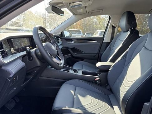 Used 2026 Volkswagen Tiguan SE FWD image 11