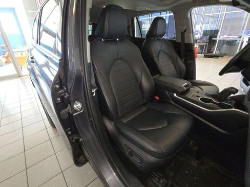 Used 2021 Toyota Highlander XLE FWD image 25