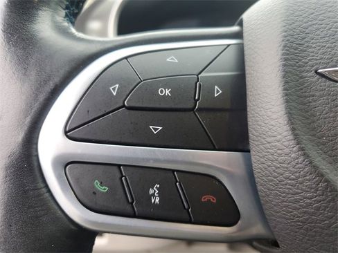 Used 2021 Chrysler Pacifica Touring w/ Uconnect Theater Family Group image 23