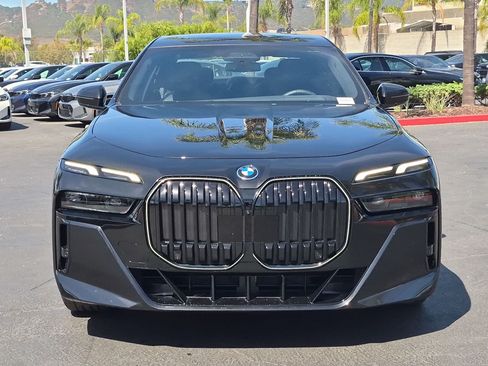 Used 2025 BMW i7 eDrive50 w/ M Sport Package RWD image 3