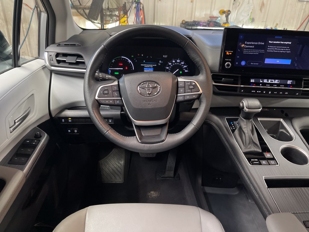 Certified 2025 Toyota Sienna XLE FWD image 16