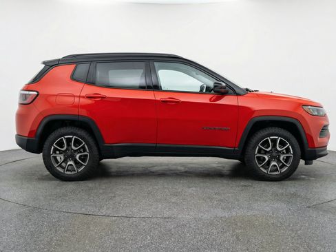 Used 2025 Jeep Compass Trailhawk AWD/4WD image 11