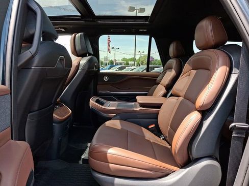 Certified 2025 Lincoln Navigator L Reserve AWD/4WD image 10
