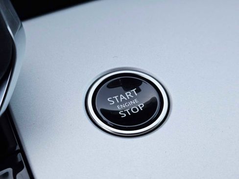 New 2025 Land Rover Range Rover SE image 29