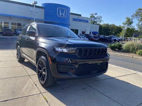 Used 2025 Jeep Grand Cherokee Altitude AWD/4WD image 2