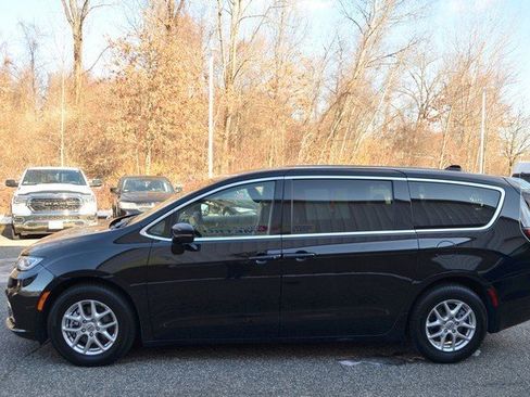 Used 2024 Chrysler Pacifica Touring-L image 5