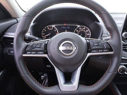 Used 2025 Nissan Altima 2.5 SR FWD image 9