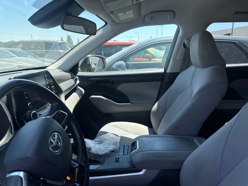 Used 2021 Toyota Highlander LE FWD image 21