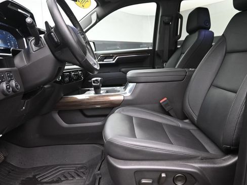 Used 2025 Chevrolet Silverado 1500 LT Trail Boss w/ Convenience Package II AWD/4WD image 16