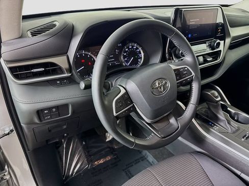 Used 2023 Toyota Highlander LE AWD/4WD image 18