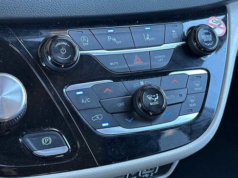 Used 2024 Chrysler Pacifica Touring-L image 19