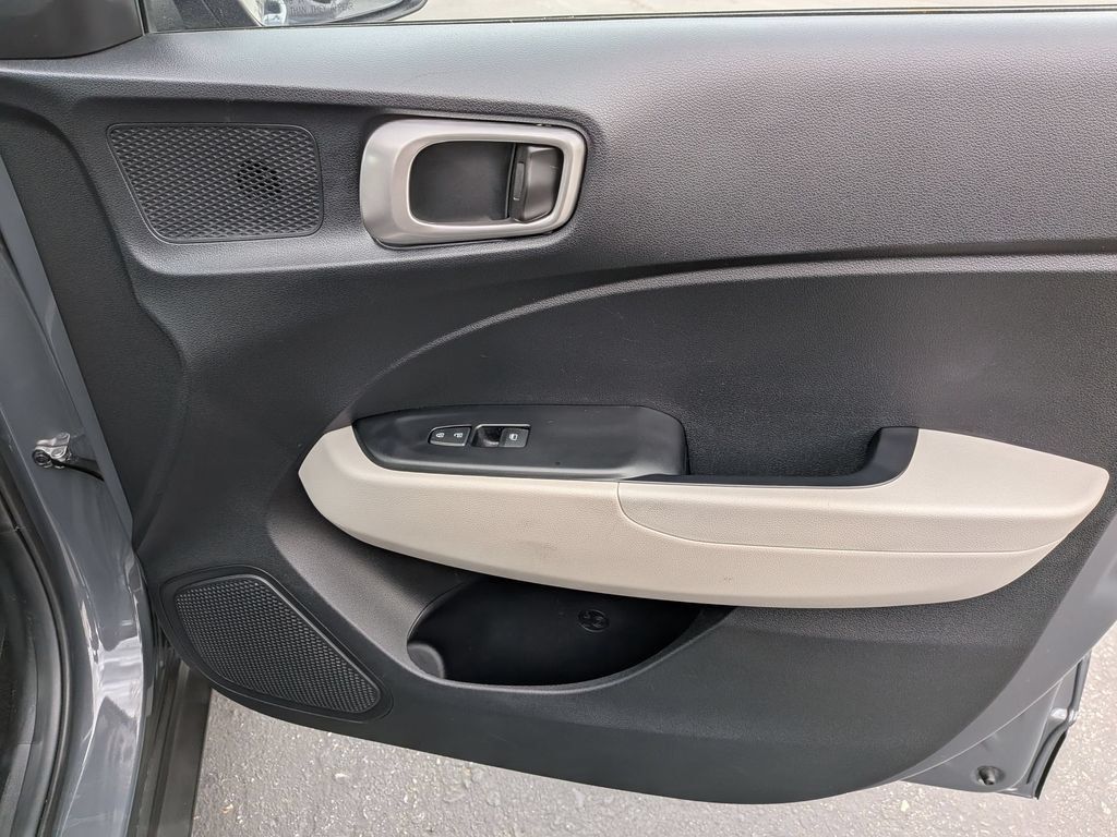 Used 2025 Hyundai Venue SEL FWD image 30