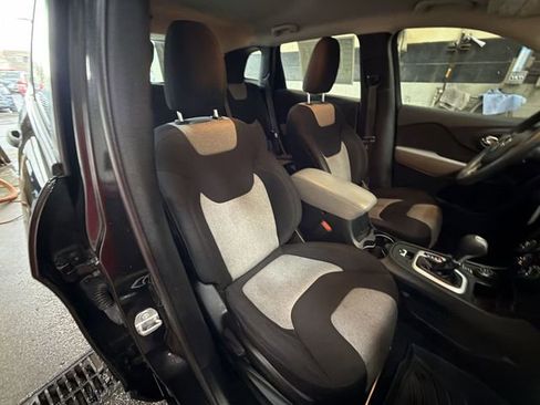 Used 2014 Jeep Cherokee Sport image 25