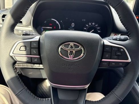 Used 2026 Toyota Sienna XLE FWD image 16