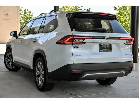 Used 2024 Toyota Grand Highlander AWD image 2
