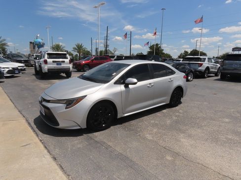 Used 2024 Toyota Corolla LE FWD image 2