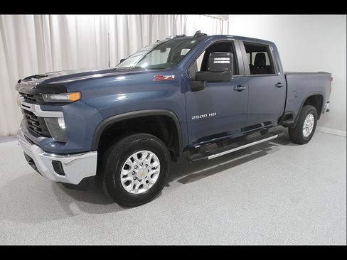 Used 2024 Chevrolet Silverado 2500 LT AWD/4WD image 3