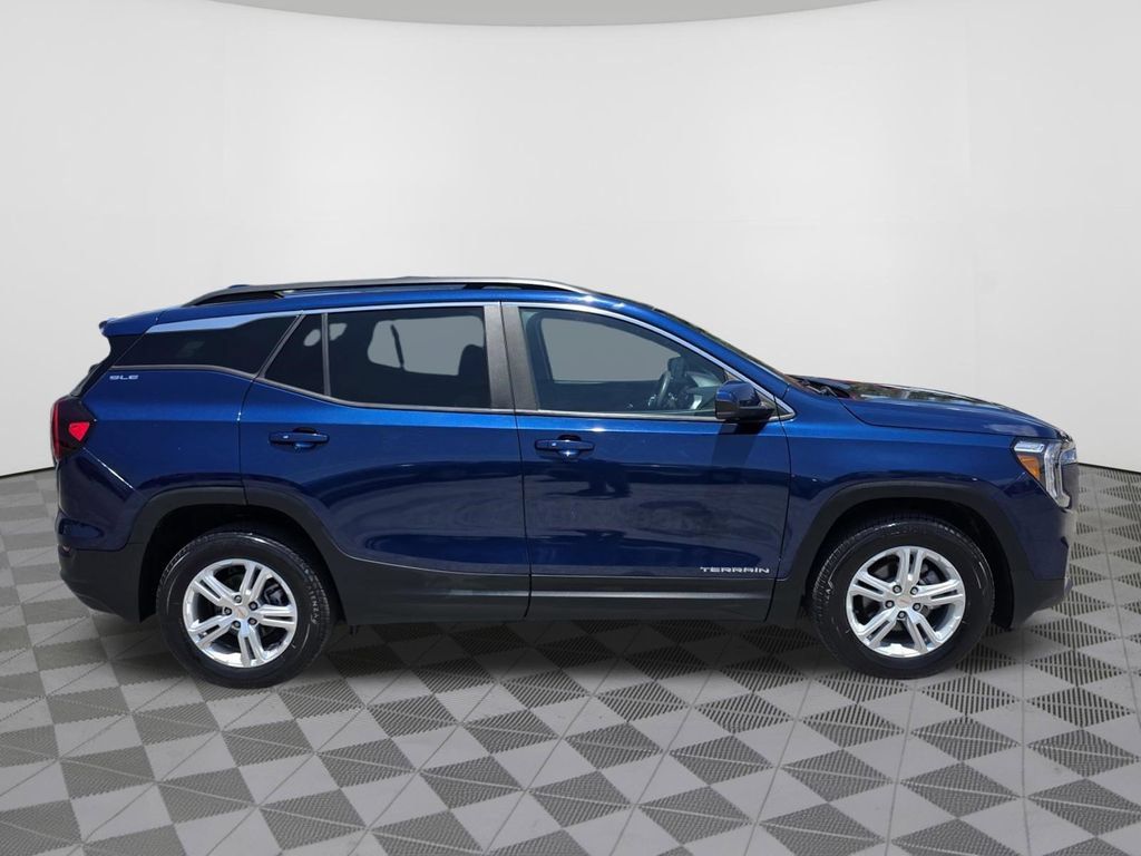 Used 2022 GMC Terrain SLE w/ Driver Convenience Package AWD/4WD image 5