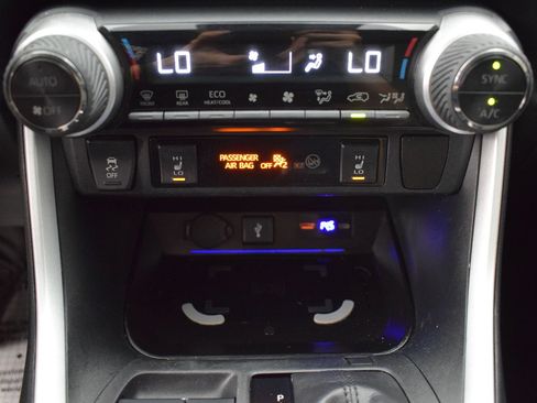 Used 2020 Toyota RAV4 XLE w/ XLE Grade Weather Package AWD/4WD image 16
