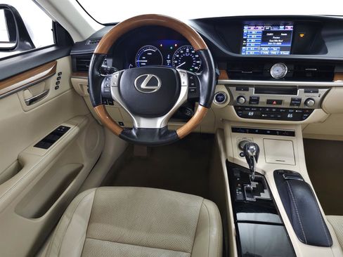 Used 2014 Lexus ES 300h w/ Luxury Package w/Bamboo Trim FWD image 17