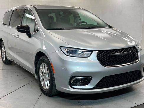 Used 2024 Chrysler Pacifica Touring-L FWD image 7