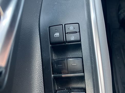 Used 2023 Toyota Highlander XLE AWD/4WD image 12