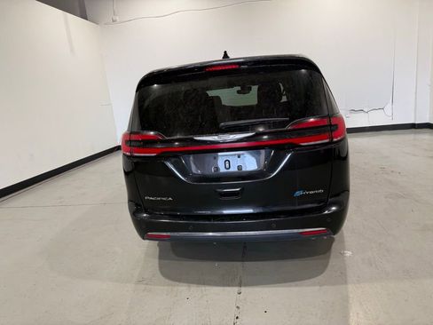 Used 2023 Chrysler Pacifica Touring-L image 6