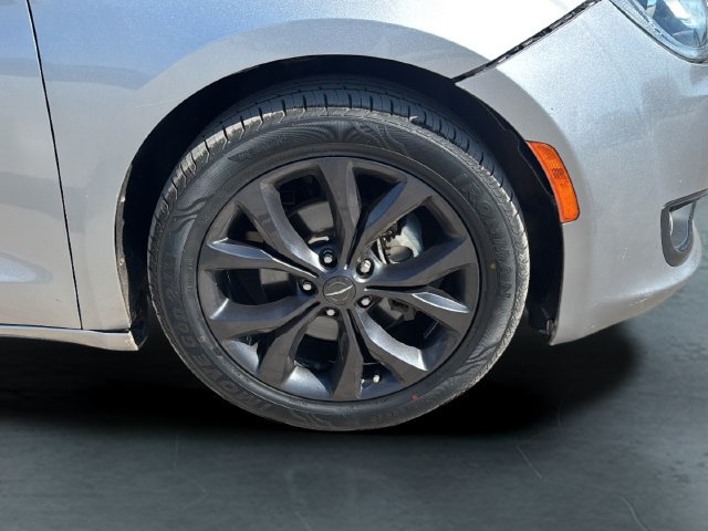 Used 2019 Chrysler Pacifica Touring-L w/ S Appearance Package FWD image 9